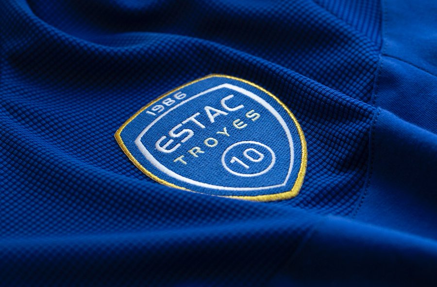 Broderie logo Estac sur maillot bleu