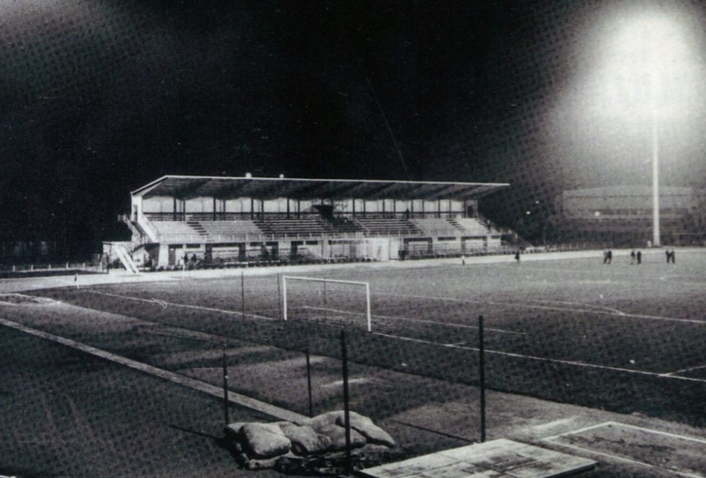 Photo noir et blanc du stade de l'aube 